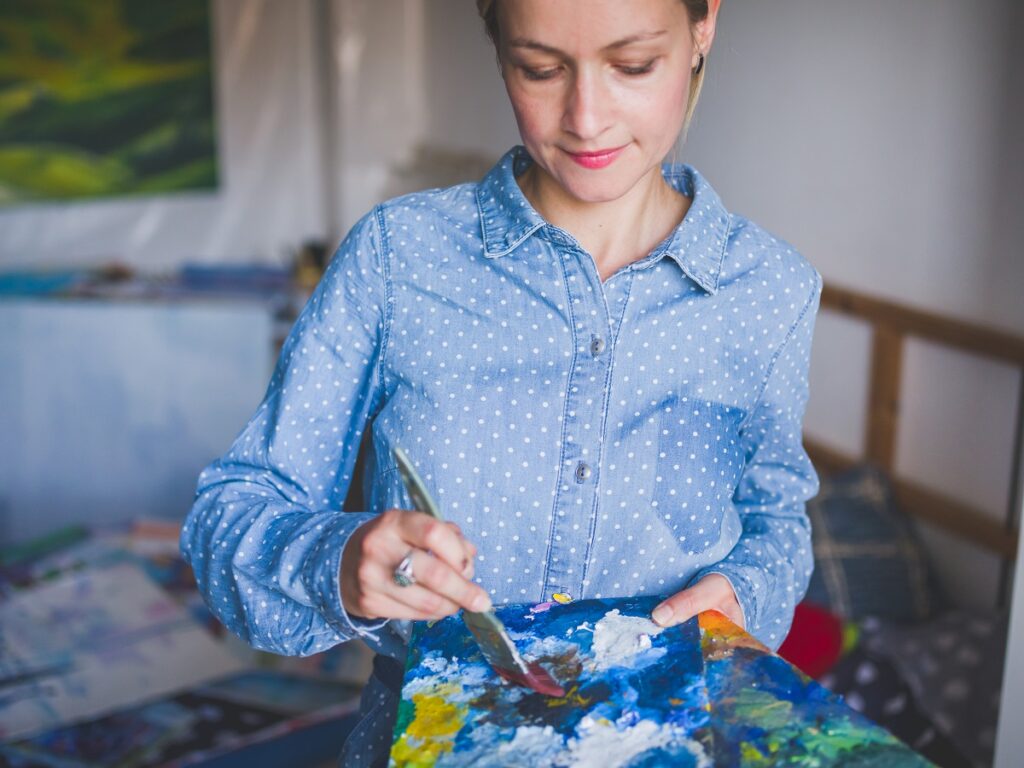 млада жена рисува с темперна боя