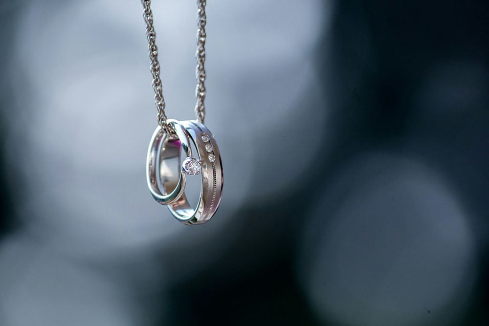 Сребърни пръстени срещу сребърни висулки: Кой е по-добрият подарък?